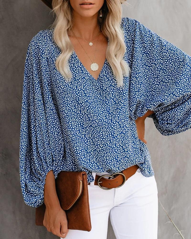 V-neck casual shirt with printed lantern sleeves