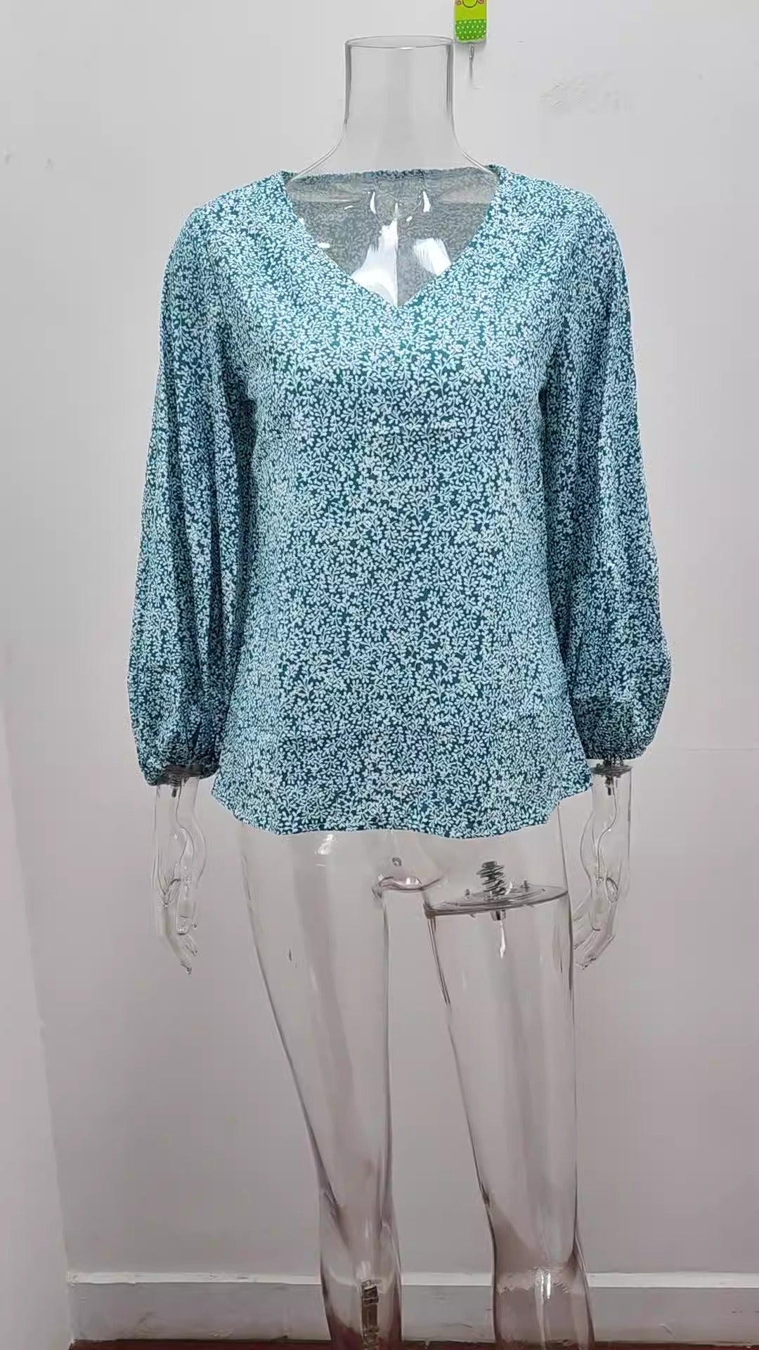 V-neck casual shirt with printed lantern sleeves